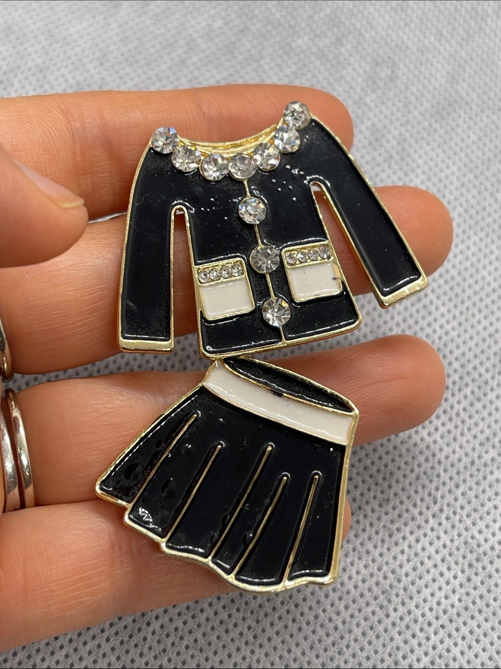 A set of two brooches